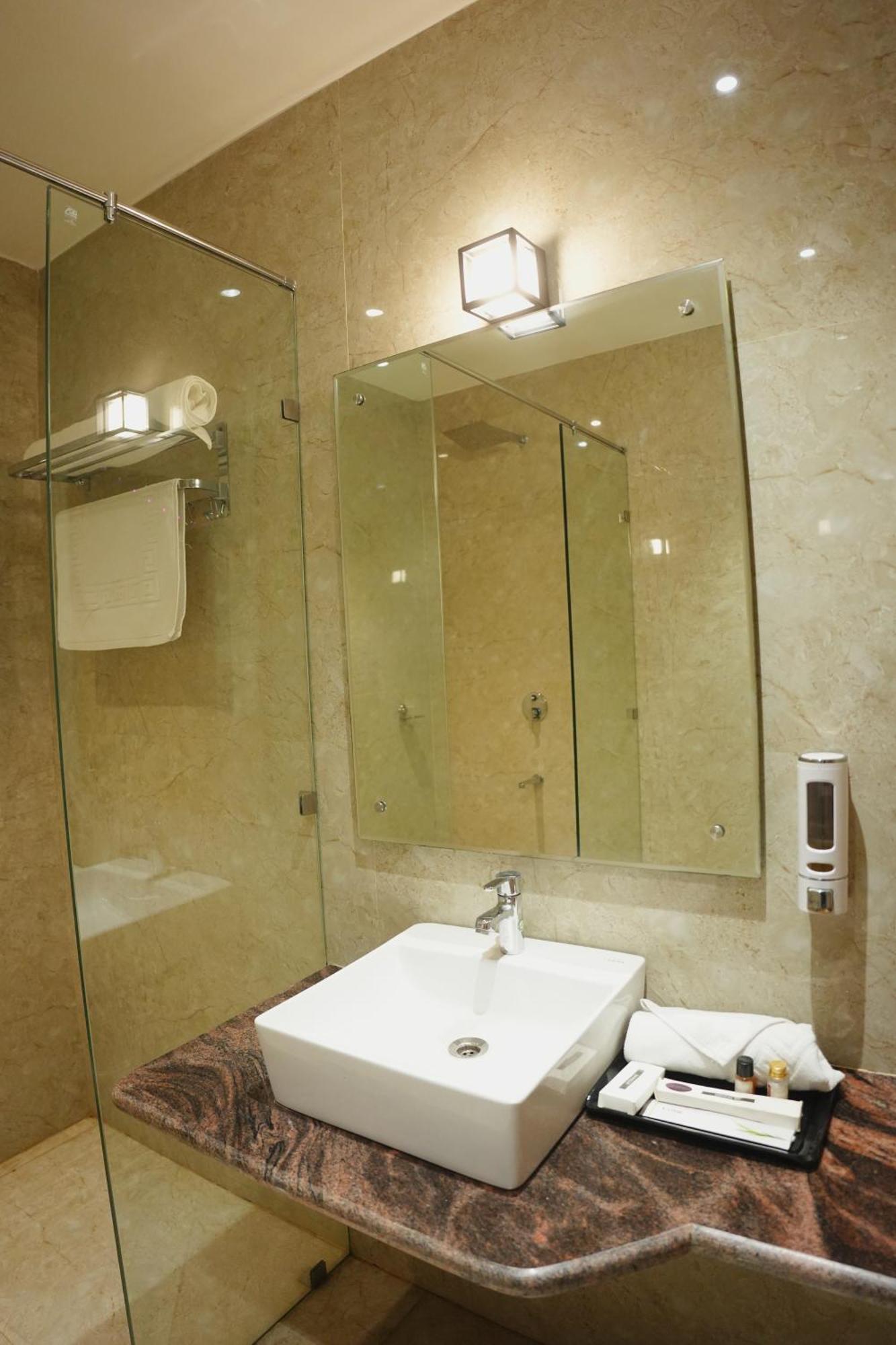 The Krati Resort And Convention Centre Bareilly Buitenkant foto